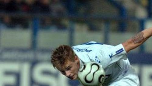 Obránce Sevilly Javi Navarro zůstal na trávníku po střetu se Zbyňkem Pospěchem. Obránce Sevilly Javi Navarro zůstal na trávníku po střetu se Zbyňkem Pospěchem.