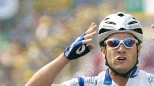 Ital Alessandro Petacchi oslavuje vítězství v třetí etapě Tour de France. Ital Alessandro Petacchi oslavuje vítězství v třetí etapě Tour de France.