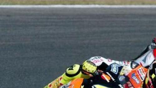 Ital Valentino Rossi následovaný Japoncem Makotem Tamadou při tréninku na GP Katalánska. Ital Valentino Rossi následovaný Japoncem Makotem Tamadou při tréninku na GP Katalánska.