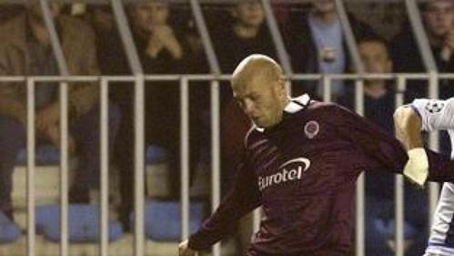 Petr Johana ze Sparty Praha (vlevo) a Adrian Mutu z Chelsea Londýn v utkání základní skupiny G fotbalové Ligy mistrů Petr Johana ze Sparty Praha (vlevo) a Adrian Mutu z Chelsea Londýn v utkání základní skupiny G fotbalové Ligy mistrů