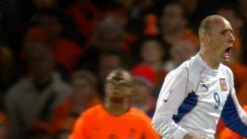 Jan Koller se raduje ze vstřelené branky do sítě Nizozemců. Jan Koller se raduje ze vstřelené branky do sítě Nizozemců.