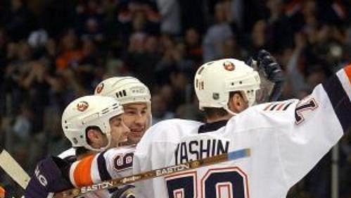 Spoluhráči z týmu New York Islanders gratulují Romanu Hamrlíkovi (druhý zleva) k vítězné brance v utkání s Floridou. Spoluhráči z týmu New York Islanders gratulují Romanu Hamrlíkovi (druhý zleva) k vítězné brance v utkání s Floridou.