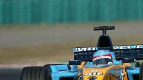 Fernando Alonso za volantem vozu Renault. Fernando Alonso za volantem vozu Renault.