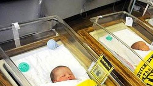 Chudáci nemluvňata. Na názor se jich nikdo neptal, a už jsou fanoušky pittsburghských ocelářů... Chudáci nemluvňata. Na názor se jich nikdo neptal, a už jsou fanoušky pittsburghských ocelářů...