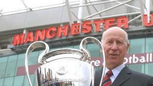 Cesta k nejcennější evropské klubové trofeji, již na snímku drží Sir Bobby Charlton, byla zahájena předkoly. Cesta k nejcennější evropské klubové trofeji, již na snímku drží Sir Bobby Charlton, byla zahájena předkoly.