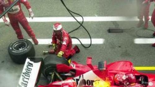 Ferrari Michaela Schumachera z Německa hoří v boxech při Velké ceně Rakouska vozů formule 1, která se jela 18. května na okruhu ve Spielbergu. Německý pilot závod nakonec vyhrál. Ferrari Michaela Schumachera z Německa hoří v boxech při Velké ceně Rakouska vozů formule 1, která se jela 18. května na okruhu ve Spielbergu. Německý pilot závod nakonec vyhrál.