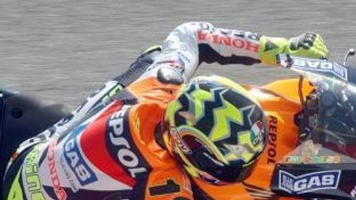 Obhájce titulu ital Valentino Rossi zajel v kvalifikaci na sobotní závod až třetí nejlepší čas kobatury MotoGP. Obhájce titulu ital Valentino Rossi zajel v kvalifikaci na sobotní závod až třetí nejlepší čas kobatury MotoGP.