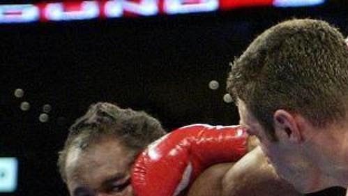 V loňském souboji vyhrál Lennox Lewis (vlevo), letos pak ukončil kariéru. V loňském souboji vyhrál Lennox Lewis (vlevo), letos pak ukončil kariéru.