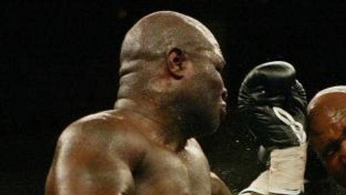 Evander Holyfield (vpravo) inkasuje od James Toneyho levý hák. Evander Holyfield (vpravo) inkasuje od James Toneyho levý hák.