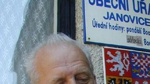 Starosta Janovic Milan Beneš se zatím může pochlubit jen darovanou figurkou Kubiny. Na rodáka a pohár se ale už hodně těší. Starosta Janovic Milan Beneš se zatím může pochlubit jen darovanou figurkou Kubiny. Na rodáka a pohár se ale už hodně těší.