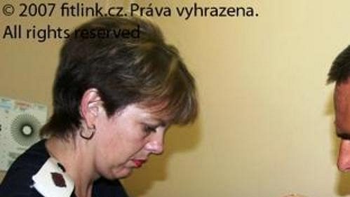 Roman Šebrle v rukou lékařky. Český desetibojař utrpěl zranění po zásahu oštěpem při tréninku v Jihoafrické republice. Fotografie poskytl oborový vyhledávač Romana Šebrleho, více najdete na www.fitlink.cz. Roman Šebrle v rukou lékařky. Český desetibojař utrpěl zranění po zásahu oštěpem při tréninku v Jihoafrické republice. Fotografie poskytl oborový vyhledávač Romana Šebrleho, více najdete na www.fitlink.cz.