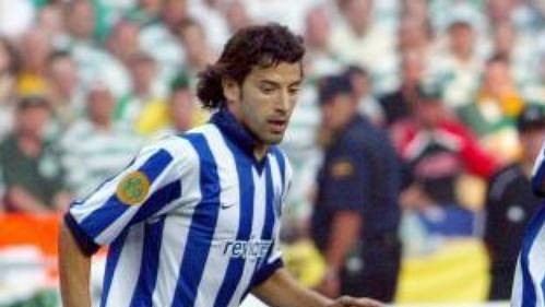 Deco z FC Porto (vpravo) uniká Paulu Lambertovi z Celtiku Glasgow (uprostřed) ve finálovém utkání fotbalového Poháru UEFA. Deco z FC Porto (vpravo) uniká Paulu Lambertovi z Celtiku Glasgow (uprostřed) ve finálovém utkání fotbalového Poháru UEFA.