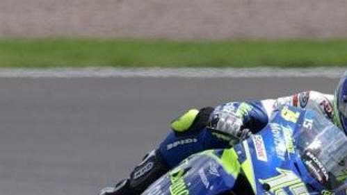 Ital Valentino Rossi (vpravo) si nedokázal ve finále závodu poradit se Španělem Sete Gibernauem, který vyhrál na okruhu Sachsenring Velkou cenu Německa v královské kubatuře MotoGP Ital Valentino Rossi (vpravo) si nedokázal ve finále závodu poradit se Španělem Sete Gibernauem, který vyhrál na okruhu Sachsenring Velkou cenu Německa v královské kubatuře MotoGP