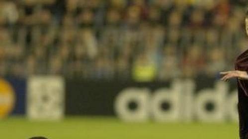 Sparťanský fotbalista Martin Zbončák (vpravo) odehrává míč před Glenem Johnsonem z anglické Chelsea v Lize mistrů Sparťanský fotbalista Martin Zbončák (vpravo) odehrává míč před Glenem Johnsonem z anglické Chelsea v Lize mistrů