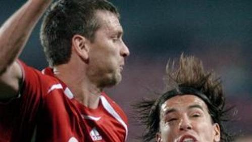 Milan Baroš (vpravo) bojuje o míč s Perem Nielsenem z Dánska. Milan Baroš (vpravo) bojuje o míč s Perem Nielsenem z Dánska.
