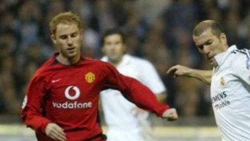 Nicky Butt z Manchesteru se snaží dostihnout Zinedina Zidana (vpravo) z Realu Madrid. Nicky Butt z Manchesteru se snaží dostihnout Zinedina Zidana (vpravo) z Realu Madrid.