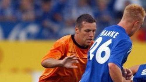 Jozef Valachovič z Liberce v souboji s Ebbem Sandem a Mikem Hankem ze Schalke 04 v semifinále fotbalového Poháru Intertoto. Jozef Valachovič z Liberce v souboji s Ebbem Sandem a Mikem Hankem ze Schalke 04 v semifinále fotbalového Poháru Intertoto.
