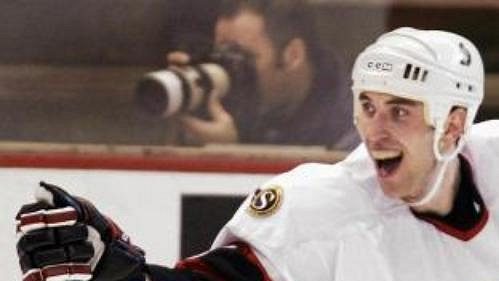 Zdeno Chára z celku Ottawa Senators se raduje po gólu ve třetí třetině, který vstřelil v utkání proti Philadelphii. Zdeno Chára z celku Ottawa Senators se raduje po gólu ve třetí třetině, který vstřelil v utkání proti Philadelphii.