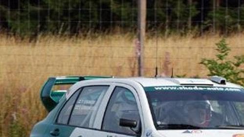 Finský jezdec Toni Gardemeister s vozem Fabia WRC na trati Německé rallye. Finský jezdec Toni Gardemeister s vozem Fabia WRC na trati Německé rallye.