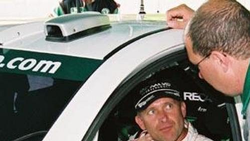 Armin Schwarz při rozhovoru se šéfem týmu Škoda Motorsport Martinem Mühlmeierem. Armin Schwarz při rozhovoru se šéfem týmu Škoda Motorsport Martinem Mühlmeierem.
