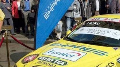 Adam Lacko s vozem Alfa Romeo, s nímž pojede MS cestovních vozů. Adam Lacko s vozem Alfa Romeo, s nímž pojede MS cestovních vozů.