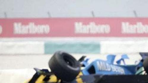 Gincarlo Fisichella ve voze Renault (vlevo) sráží Marka Webbera s williamsem při Velké ceně Malajsie v Sepangu. Gincarlo Fisichella ve voze Renault (vlevo) sráží Marka Webbera s williamsem při Velké ceně Malajsie v Sepangu.