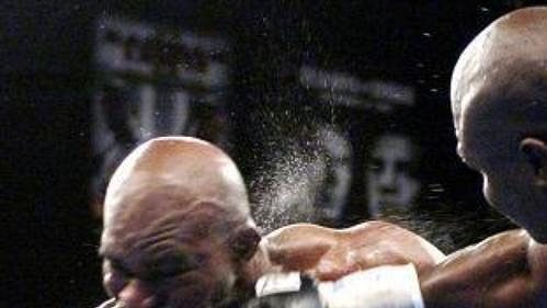 Evander Holyfield inkasuje další tvrdou ránu od Jamese Toneyho. Evander Holyfield inkasuje další tvrdou ránu od Jamese Toneyho.