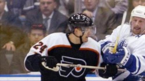 K hokejistům Philadelphie se vrací Bobby Clarke. K hokejistům Philadelphie se vrací Bobby Clarke.