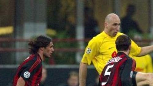 Fotbalový obr aneb dortmundský Jan Koller v obležení hráčů AC Milán. Zleva Paolo Maldini, Fernando Redondo a Rui Costa. Fotbalový obr aneb dortmundský Jan Koller v obležení hráčů AC Milán. Zleva Paolo Maldini, Fernando Redondo a Rui Costa.