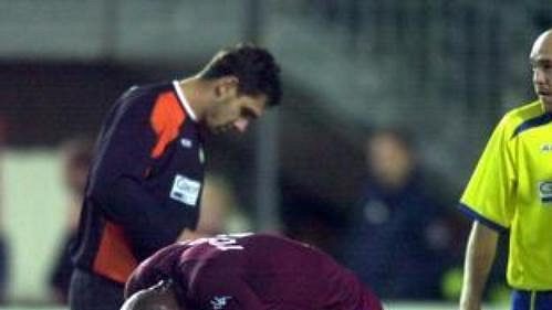 Zklamaný Bill Tchato z 1. FC Kaiserslautern (v rudém dresu) po obdržené brance od Teplic. V pozadí (zleva) se naopak radují brankář Tomáš Poštulka, Vladimír Leitner, Jan Rezek a Pavel Horváth. Zklamaný Bill Tchato z 1. FC Kaiserslautern (v rudém dresu) po obdržené brance od Teplic. V pozadí (zleva) se naopak radují brankář Tomáš Poštulka, Vladimír Leitner, Jan Rezek a Pavel Horváth.