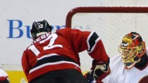 Jeff Friesen z New Jersey (vlevo) v rozhodující akci zápasu s Ottawou, z níž padl třetí gól do sítě Patricka Lalima. Jeff Friesen z New Jersey (vlevo) v rozhodující akci zápasu s Ottawou, z níž padl třetí gól do sítě Patricka Lalima.