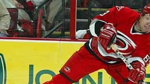 Útočník Caroliny Hurricanes Josef Vašíček Útočník Caroliny Hurricanes Josef Vašíček
