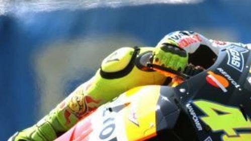 Valentino Rossi ztratil v první kvalifikaci na Lorise Capirossiho 0,014 s. Valentino Rossi ztratil v první kvalifikaci na Lorise Capirossiho 0,014 s.