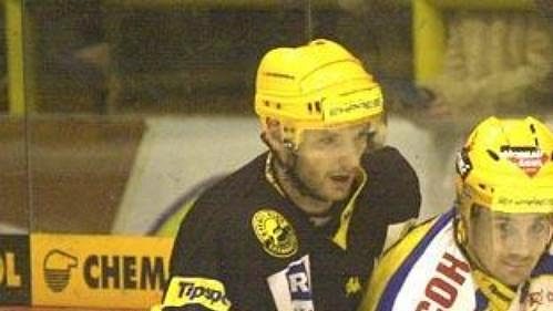 Litvínovský Vlastimil Kroupa (vlevo) v souboji s Peterem Barinkou ze Zlína. Litvínovský Vlastimil Kroupa (vlevo) v souboji s Peterem Barinkou ze Zlína.