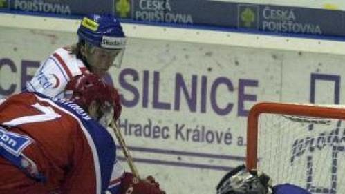 Ruského brankáře se snaží překonat Martin Procházka Ruského brankáře se snaží překonat Martin Procházka