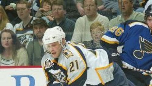 Český hráč týmu St. Louis Blues Petr Čajánek (vpravo) a Andreas Johansson z Nashville Predators v zápase severoamerické hokejové ligy NHL, který se hrál 15. března v Nashvillu. Český hráč týmu St. Louis Blues Petr Čajánek (vpravo) a Andreas Johansson z Nashville Predators v zápase severoamerické hokejové ligy NHL, který se hrál 15. března v Nashvillu.