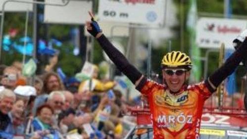 Polský cyklista Bartosz Huzarski projíždí cílem 7. etapy Závodu míru s náskokem 5 minut na zbytek pelotonu. Polský cyklista Bartosz Huzarski projíždí cílem 7. etapy Závodu míru s náskokem 5 minut na zbytek pelotonu.