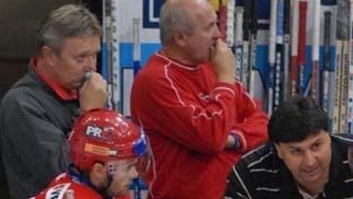 Trenér Slavie Vladimír Růžička během zápasu s Vítkovicemi. Trenér Slavie Vladimír Růžička během zápasu s Vítkovicemi.