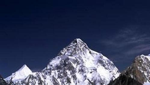 K2 (8611 m - vlevo) a Broad Peak (8047 m). K2 (8611 m - vlevo) a Broad Peak (8047 m).