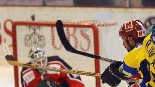 Reto von Arx z HC Davos při kolizi s Chrisem Belangerem z týmu Kanady ve finále Spenglerova poháru. Reto von Arx z HC Davos při kolizi s Chrisem Belangerem z týmu Kanady ve finále Spenglerova poháru.