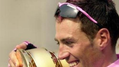 cyklista Gilberto Simoni se stal 1. června vítězem 86. ročníku Giro d'Italia. cyklista Gilberto Simoni se stal 1. června vítězem 86. ročníku Giro d'Italia.