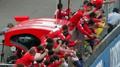 Vítěz sedmi Velkých cen a dvojka stáje Ferrari Rubens Barrichello se představí v Praze. Vítěz sedmi Velkých cen a dvojka stáje Ferrari Rubens Barrichello se představí v Praze.