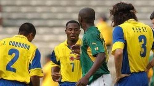 Kamerunský fotbalista Marc-Vivien Foe se při semifinále Poháru FIFA zhroutil na trávník a život mu nevrátila ani okamžitá lékařská pomoc. Kamerunský fotbalista Marc-Vivien Foe se při semifinále Poháru FIFA zhroutil na trávník a život mu nevrátila ani okamžitá lékařská pomoc.