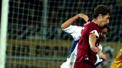 Sparťan Libor Došek se snaží vystřelit přes plzeňského Petra Knakala. Sparťan Libor Došek se snaží vystřelit přes plzeňského Petra Knakala.