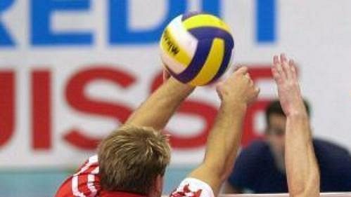 Čeští hráči Martin Lébl (vlevo) a Petr Zapletal blokují řeckou smeč. Čeští hráči Martin Lébl (vlevo) a Petr Zapletal blokují řeckou smeč.
