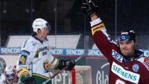 Martin Štrba oslavuje branku proti Varům. Martin Štrba oslavuje branku proti Varům.