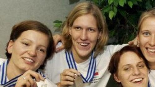 České basketbalistky se stříbrnými medailemi (zleva) Eva Vítečková, Jana Veselá, Hana Machová, Ivana Večeřová a Lucie Blahušková. České basketbalistky se stříbrnými medailemi (zleva) Eva Vítečková, Jana Veselá, Hana Machová, Ivana Večeřová a Lucie Blahušková.