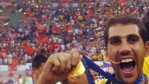 Brazilec Mauricio Lima s trofejí pro vítěze finále Světové ligy volejbalistů. Brazilec Mauricio Lima s trofejí pro vítěze finále Světové ligy volejbalistů.