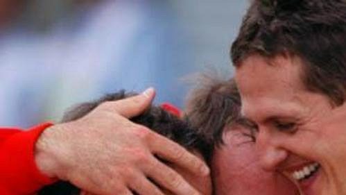 Michael Schumacher (vpravo) v objetí s šéfem týmu Jeanem Todtem (vlevo) a Rubensem Barrichellem. Michael Schumacher (vpravo) v objetí s šéfem týmu Jeanem Todtem (vlevo) a Rubensem Barrichellem.