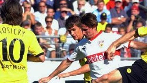 Thomas Schneider (uprostřed) ze Stuttgartu v obležení fotbalistů Dortmundu Jana Kollera (vpravo) a Tomáše Rosického - archiv. Thomas Schneider (uprostřed) ze Stuttgartu v obležení fotbalistů Dortmundu Jana Kollera (vpravo) a Tomáše Rosického - archiv.